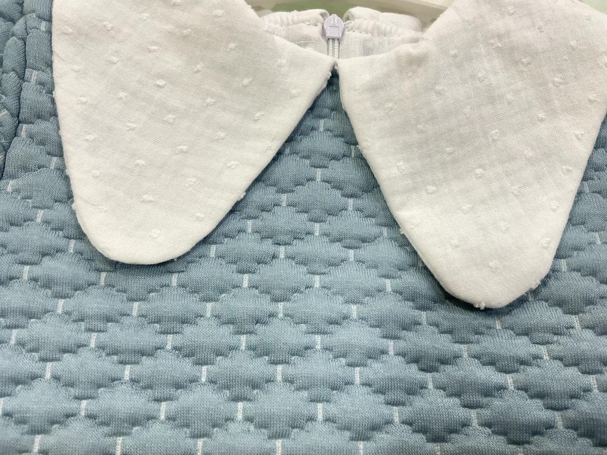 Vestido de niña azul con cuello de plumeti - Basmarti invierno 2024 - Imagen 6